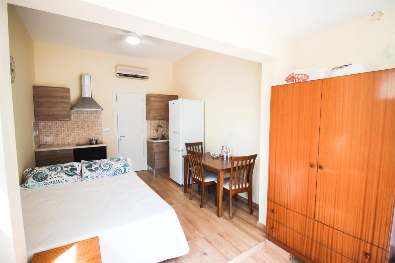 Moon-Light Studio Hotell Larnaca Exteriör bild