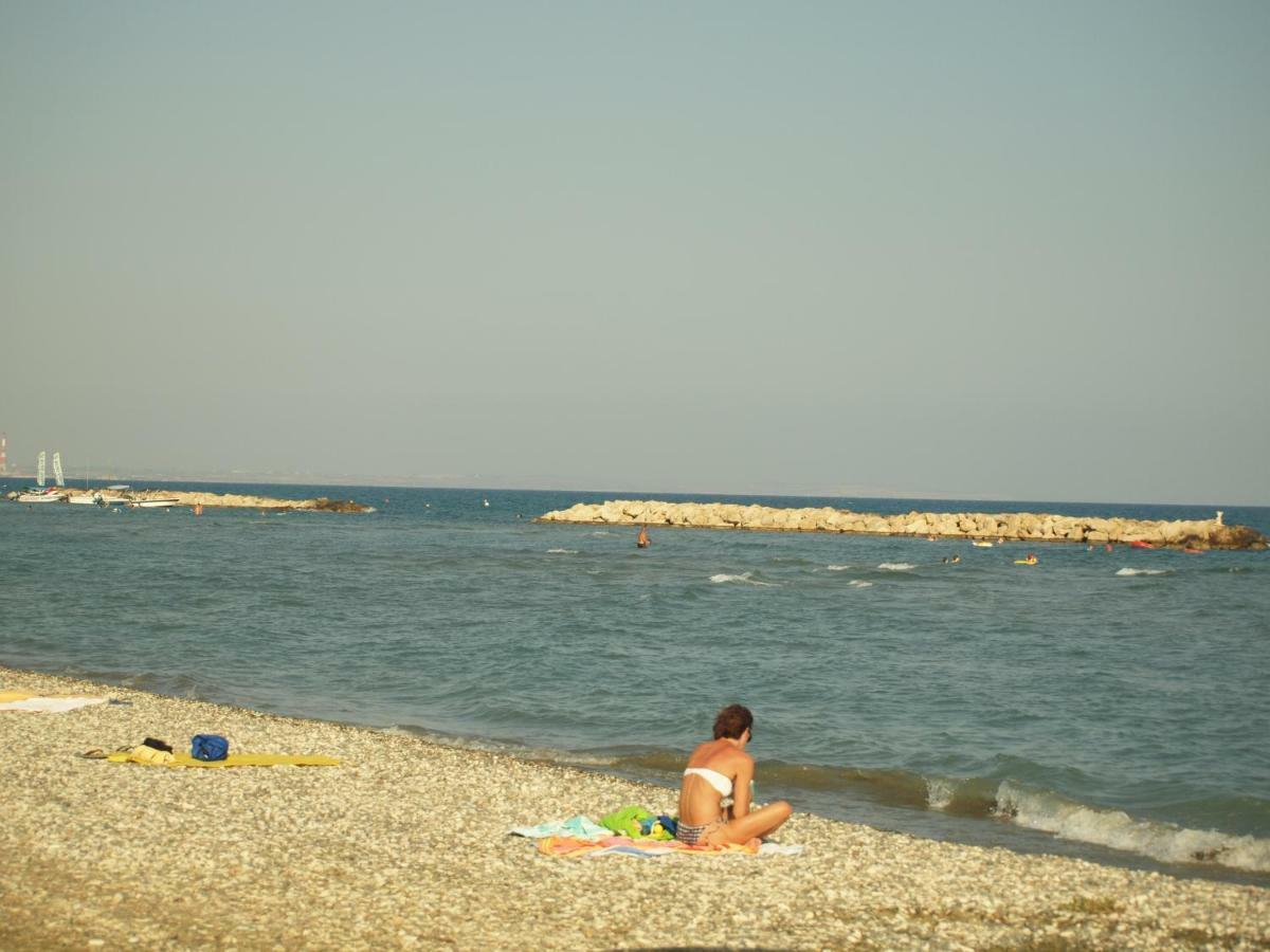Moon-Light Studio Hotell Larnaca Exteriör bild